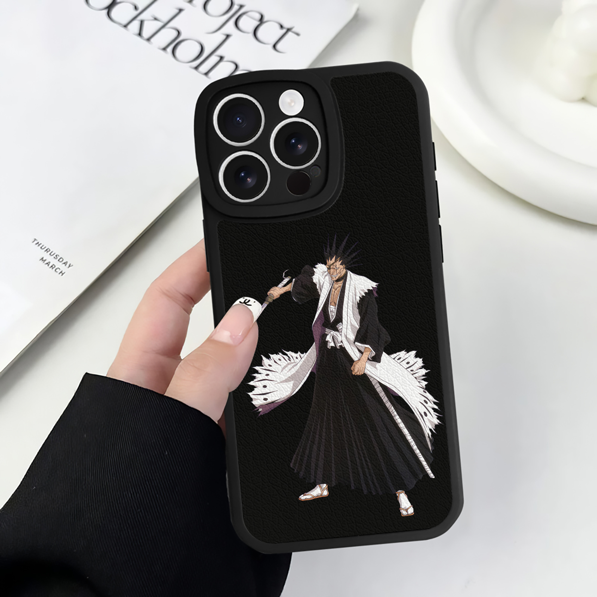 （画像用） ブリーチ ざらき けんぱち BLEACH Zaraki Kenpachi 【iPhone 16シリーズ対応】シリコンスマホケース（レザー調） 材質：シリコン